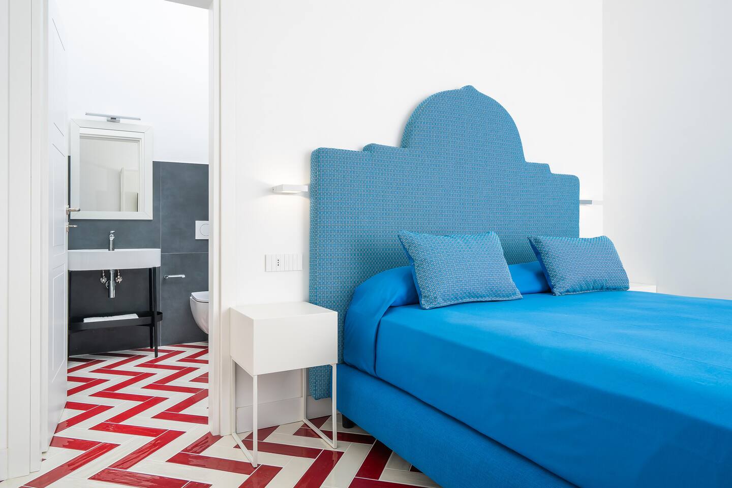 Camera Gialma Suite Alba - Letto e arredi